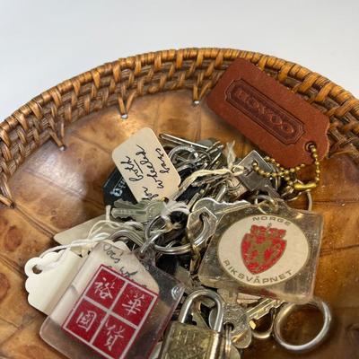Mini Bassano trays, wood bowl & keys