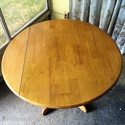 Maple/Butcherblock Pattern Dinette Table With Two Matching Chairs