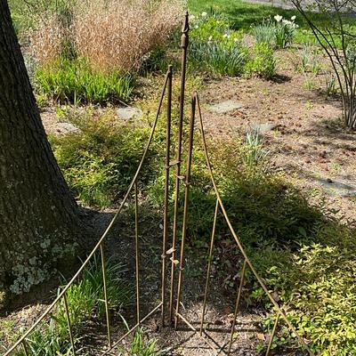 O558 Vintage Two Section Curved Metal Garden Trellis