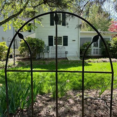 O562 Oval Wrought Iron Trellis