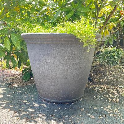 O564 Large Round Stone Finish Composite Planter