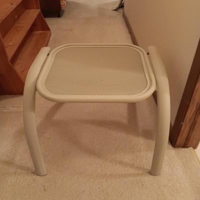 2 VERY NICE ROCKING PATIO CHAIRS WITH OTTOMANS AND A SIDE TABLE