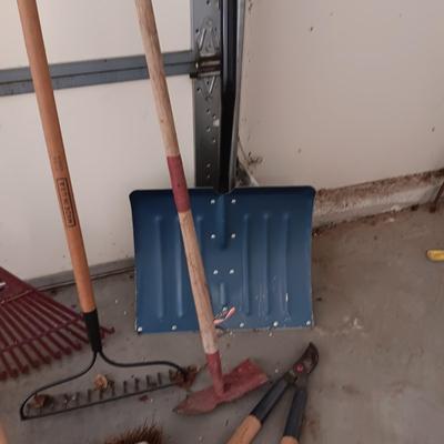 SNOW SHOVEL, YARD TOOLS AND HEDGE CUTTER