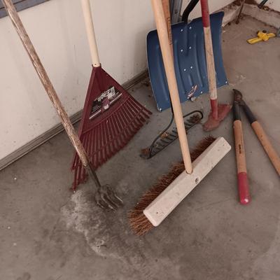 SNOW SHOVEL, YARD TOOLS AND HEDGE CUTTER