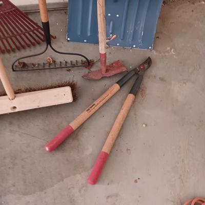 SNOW SHOVEL, YARD TOOLS AND HEDGE CUTTER