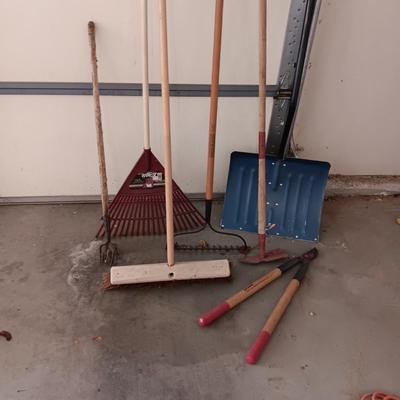 SNOW SHOVEL, YARD TOOLS AND HEDGE CUTTER