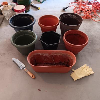 PLASTIC FLOWER POTS, GARDENING SHOVEL AND LADIES SMALL GLOVES