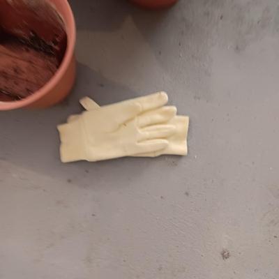 PLASTIC FLOWER POTS, GARDENING SHOVEL AND LADIES SMALL GLOVES