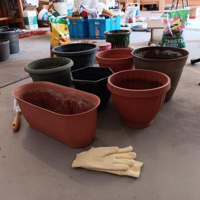 PLASTIC FLOWER POTS, GARDENING SHOVEL AND LADIES SMALL GLOVES