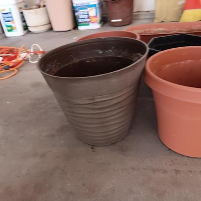 PLASTIC FLOWER POTS, GARDENING SHOVEL AND LADIES SMALL GLOVES