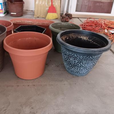 PLASTIC FLOWER POTS, GARDENING SHOVEL AND LADIES SMALL GLOVES