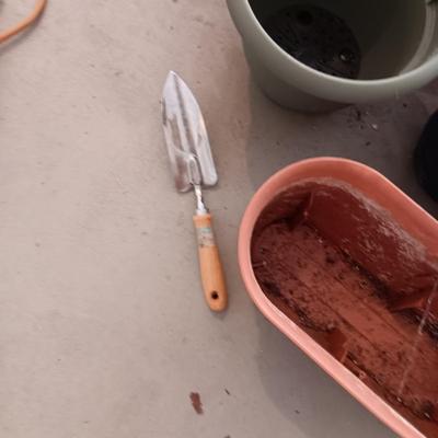 PLASTIC FLOWER POTS, GARDENING SHOVEL AND LADIES SMALL GLOVES