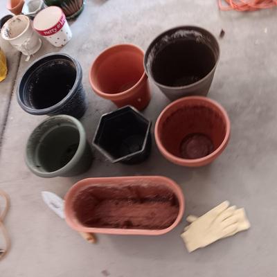 PLASTIC FLOWER POTS, GARDENING SHOVEL AND LADIES SMALL GLOVES