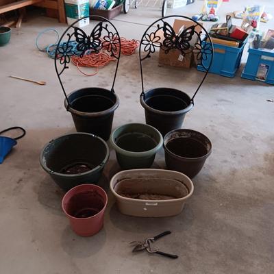 PLASTIC FLOWER POTS AND PRUNERS