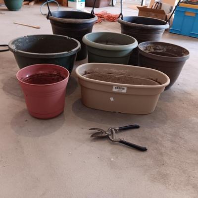 PLASTIC FLOWER POTS AND PRUNERS