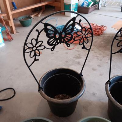 PLASTIC FLOWER POTS AND PRUNERS