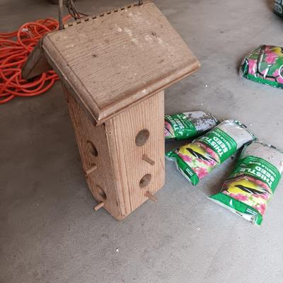 WOODLINK BIRD FEEDER AND THISTLE SEED SOCKS