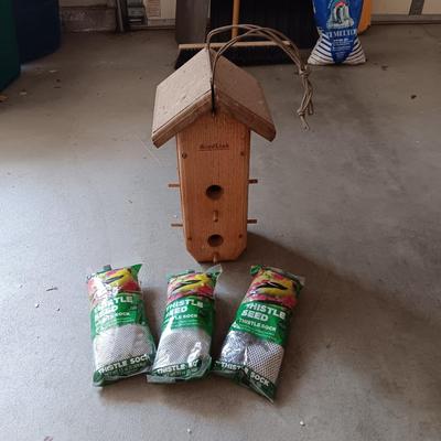 WOODLINK BIRD FEEDER AND THISTLE SEED SOCKS