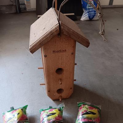 WOODLINK BIRD FEEDER AND THISTLE SEED SOCKS