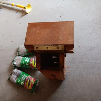 WOODLINK BIRD FEEDER AND THISTLE SEED SOCKS