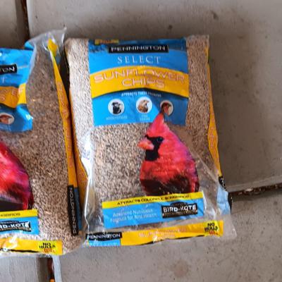 2 5 1/2 POUND BAGS OF PENNINGTON SELECT SUNFLOWER CHIPS