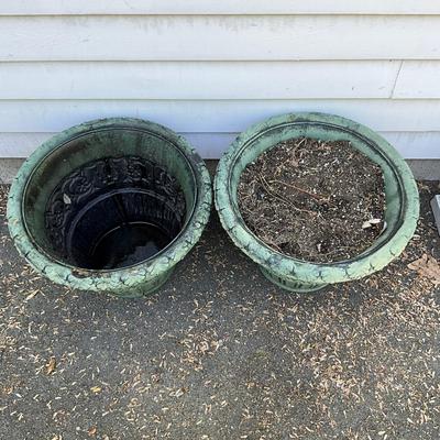 O581 Pair Of Green/Black Composite Garden Planters