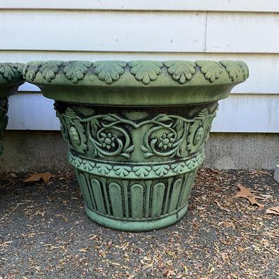 O581 Pair Of Green/Black Composite Garden Planters