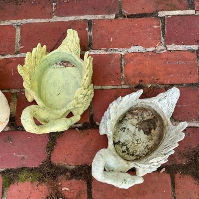 O584 Set of Three Swan Composite Garden Planter & Decor