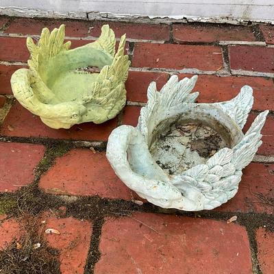 O584 Set of Three Swan Composite Garden Planter & Decor
