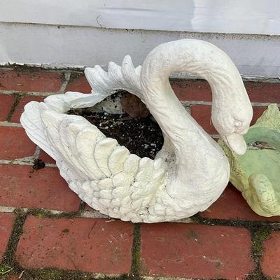 O584 Set of Three Swan Composite Garden Planter & Decor