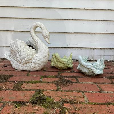 O584 Set of Three Swan Composite Garden Planter & Decor