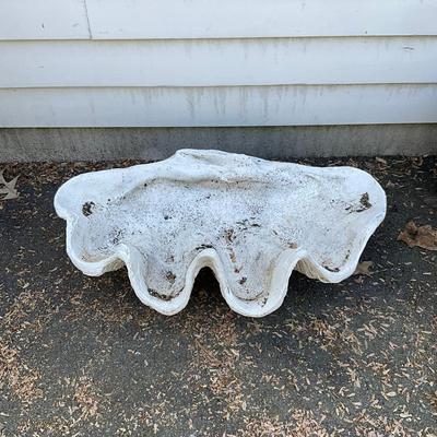 O593 Large Composite Clam Shell