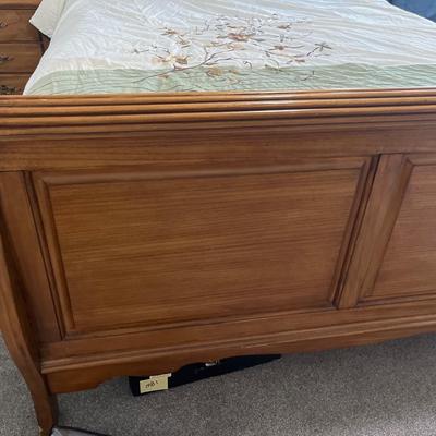 Queen headboard footboard set