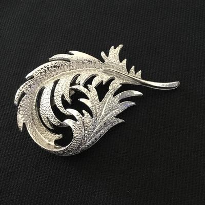 Beautiful, silver toned, vintage brooch