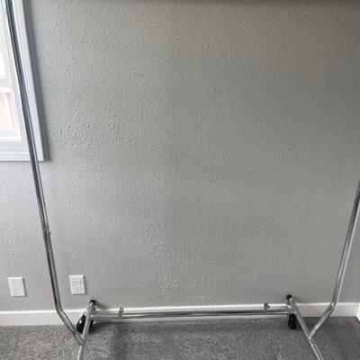 Collapsible clothing rack