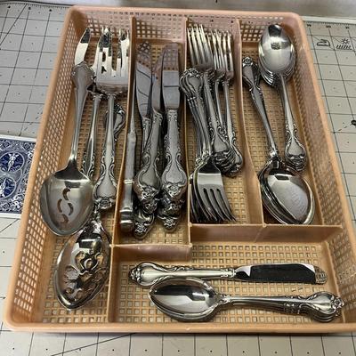 Lyon Queens Fancy Stainless Steel Flatware Set
