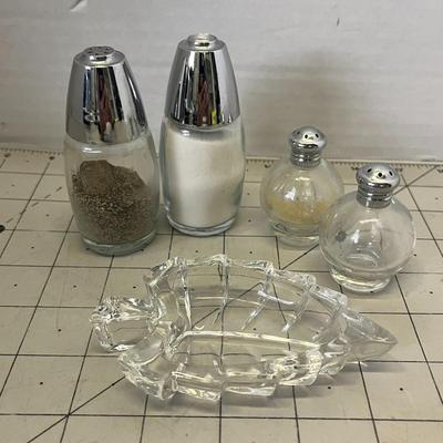 Salt & Pepper Shaker Set With Glass Leaf Dish