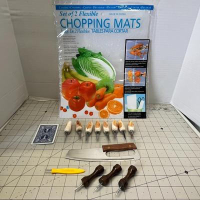 Fruit & Vegetable Carving Tool Set With 2 Flexible Chopping Mats & Corn on Cob Holders.