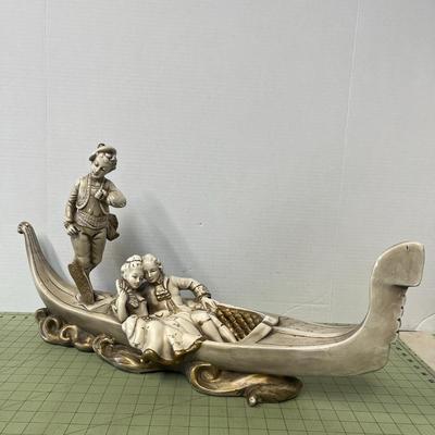 Vintage Venetian Gondola Figurine – Romantic Couple & Gondolier Resin Sculpture