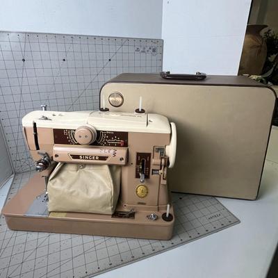 Vintage Singer 401A Sewing Machine with case! Manufactured between 1957-1961