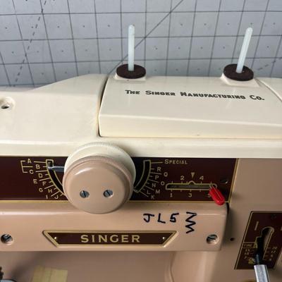 Vintage Singer 401A Sewing Machine with case! Manufactured between 1957-1961