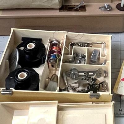 Vintage Singer 401A Sewing Machine with case! Manufactured between 1957-1961