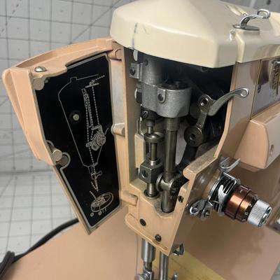 Vintage Singer 401A Sewing Machine with case! Manufactured between 1957-1961