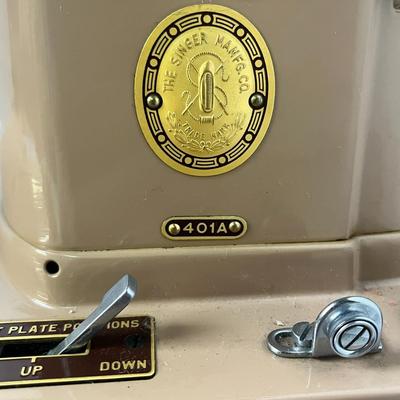 Vintage Singer 401A Sewing Machine with case! Manufactured between 1957-1961