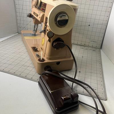 Vintage Singer 401A Sewing Machine with case! Manufactured between 1957-1961