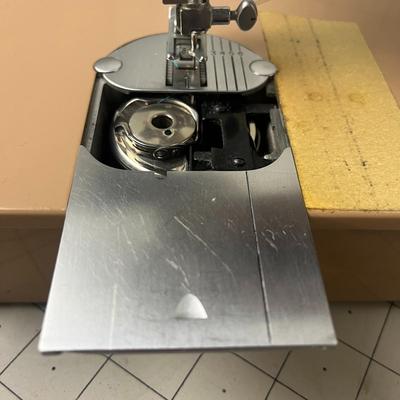Vintage Singer 401A Sewing Machine with case! Manufactured between 1957-1961