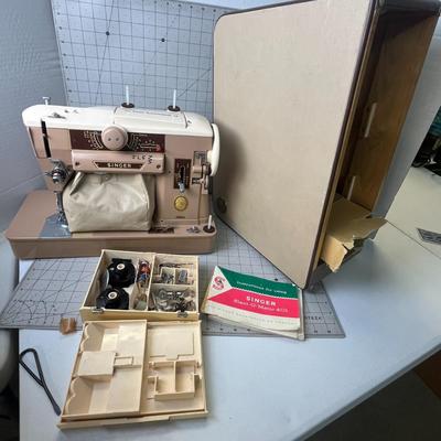 Vintage Singer 401A Sewing Machine with case! Manufactured between 1957-1961