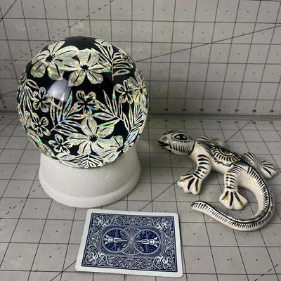 Acrylic Flowers Glitter Globe And White Ceramic Lizards