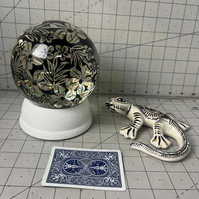 Acrylic Flowers Glitter Globe And White Ceramic Lizards