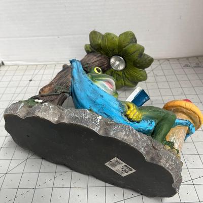 Resin Solar Frog In Hammock Led